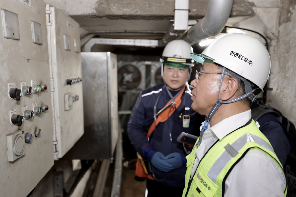 박상형 한전KDN 사장이 지하 전력구 작업을 점검하고 있다./한전KDN 제공