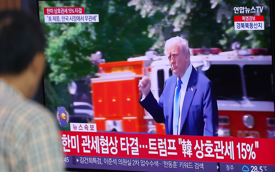 한국과 미국의 관세협상이 타결된 31일 서울역 대합실에서 한 시민이 관련 뉴스를 시청하고 있다. 사진=연합뉴스