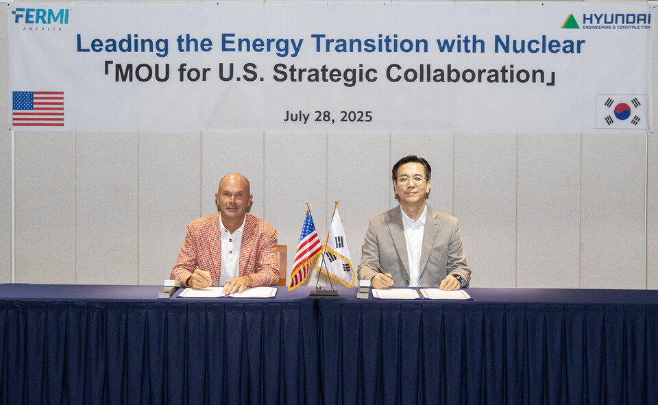 이한우 현 대건설 대표(오른쪽)와  토비 노이게바우어 페르미 아메리카 공동 창립자(왼쪽)가 서울 종로구 현대건설 계동사옥에서 ‘첨단 에너지 및 인텔리전스 캠퍼스 공동 개발을 위한 업무협약’을 체결하고 있다./현대건설