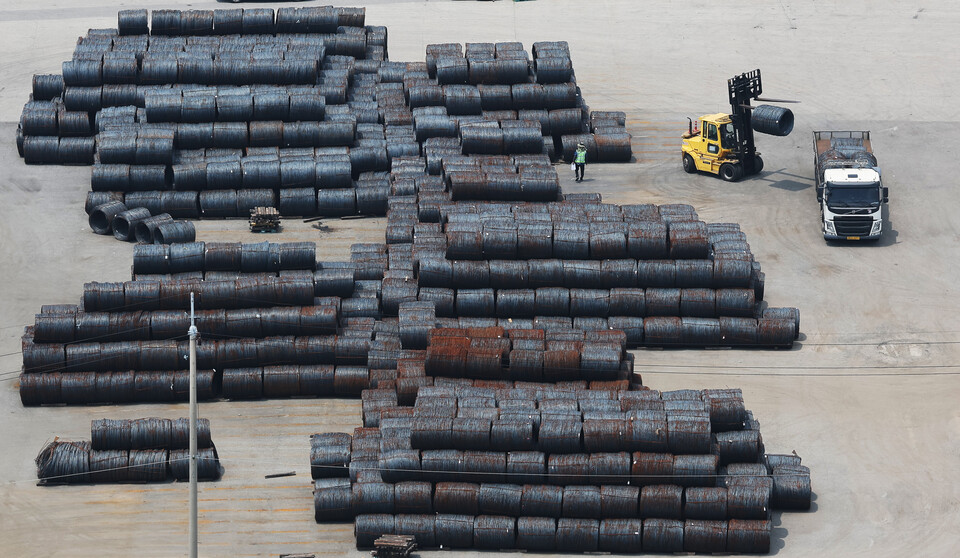 평택항에 철강 제품이 쌓여 있다./연합뉴스 