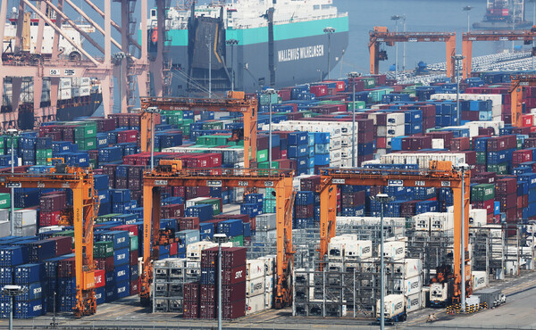 컨테이너가 쌓여 있는 평택항 모습./연합 