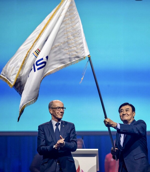 대회기를 받고 흔드는 강창희 2027 충청U대회 조직위원장. /2025 라인-루르 U대회 인스타그램