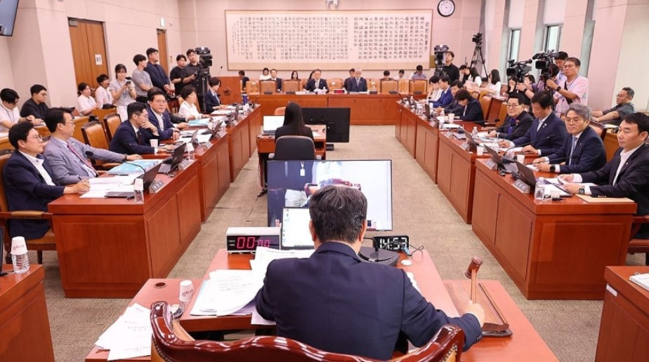 1일 서울 여의도 국회에서 열린 법제사법위원회 전체회의에서 상법 일부개정법률안이 통과되고 있다.  사진=연합뉴스