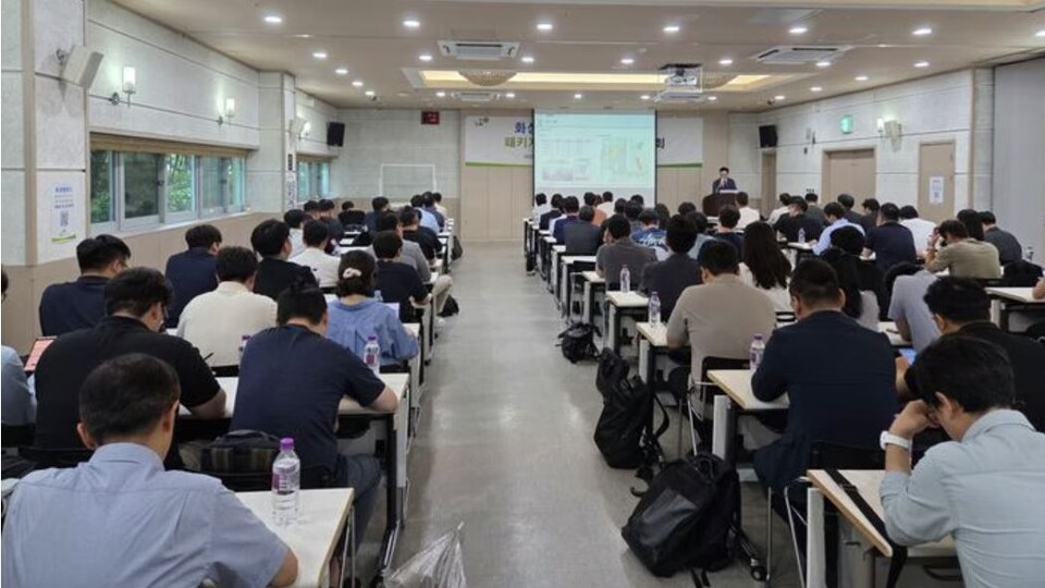 서울 SETEC에서 열린 '동탄2 의료복합개발 재공' 사업설명회 현장. 정 시장은 지난 7월 18일 열린 민간설명회에도 관심을 기울이며 “이번에는 수익성 리스크를 해소할 수 있는 여건이 충분히 마련됐다”며, “1차 공모와는 전혀 다른 결과를 기대할 수 있다”고 전망했다./ 화성특례시 제공