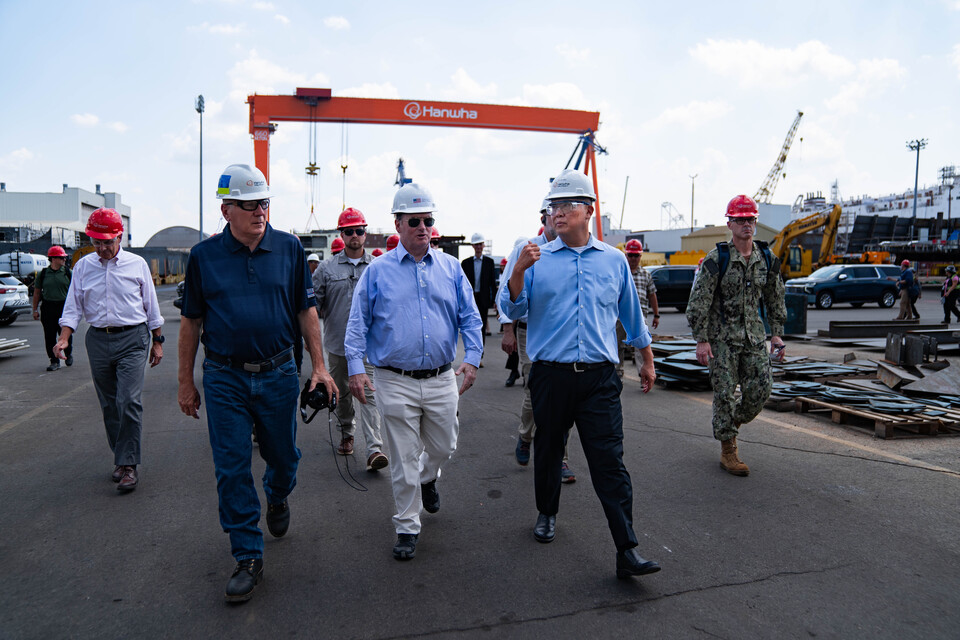 존 펠란 미 해군성 장관(가운데)과 데이비드 킴 한화필리조선소 CEO(오른쪽)가 지난달 30일(현지시간) 한화필리조선소 야드를 둘러보고 있다./한화