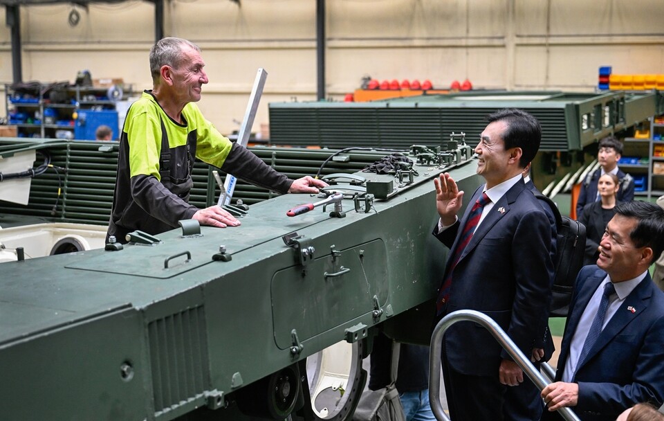 폴란드 부마르 공장을 둘러보는 안규백 국방부 장관./국방부