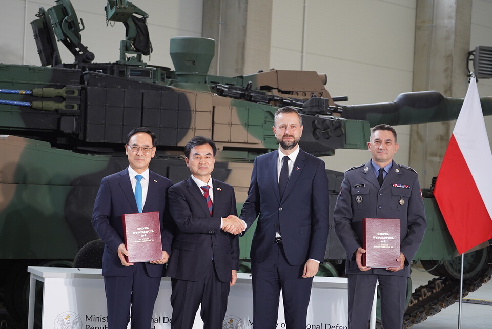 이용배 현대로템 대표이사 사장, 안규백 국방부 장관, 브와디스와프 코시니악-카미슈 폴란드 부총리 겸 국방장관, 아르뚜르 쿱텔 폴란드 군비청장(왼쪽부터)이 1일(현지시간) 폴란드 글리비체에서 진행된 K2 전차 2차 이행계약 서명식에서 기념 촬영을 하고 있다./현대로템