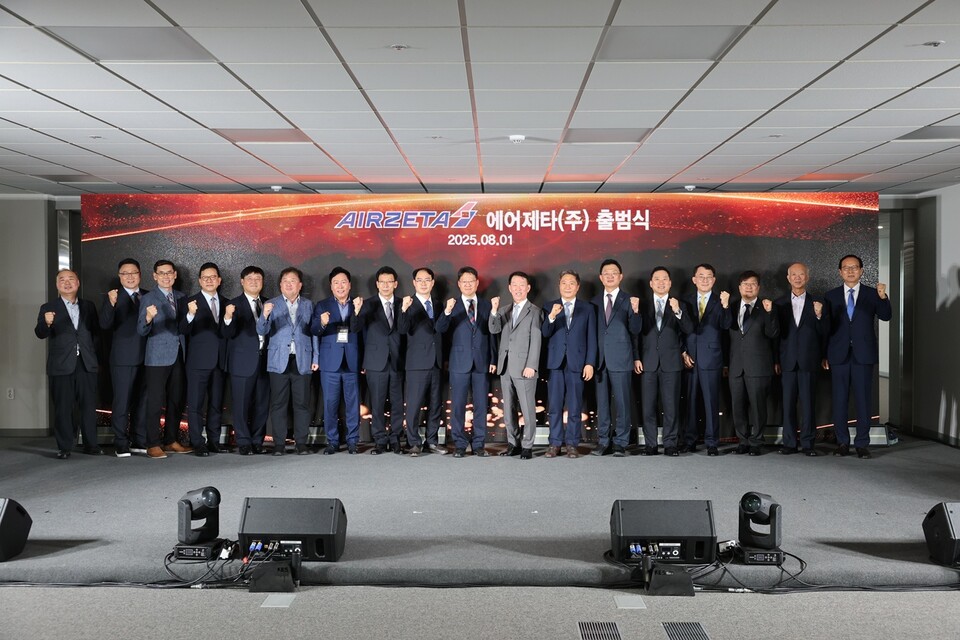 1일 오후 서울 강서구 에어제타 마곡사무소에서 진행된 에어제타 출범식에서 김관식 에어제타 대표(왼쪽 열 번째)와 주주사인 소시어스의 이병국 대표(왼쪽 열한 번째)가 국토교통부, 항공·물류 업계 관계자, 투자사와 협력사, 임직원과 함께 기념사진을 촬영하고 있다./에어제타