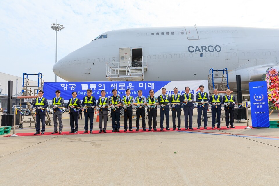 1일 오전 인천국제공항 화물기 주기장에서 에어제타의 미주행 첫 화물기편 출항을 기념하는 출항식이 열렸다. 출항식에 참석한 김관식 에어제타 대표(오른쪽 여섯 번째)와 주주사 소시어스의 이병국 대표(왼쪽 다섯 번째)가 한국투자파트너스, 인천국제공항공사 관계자들과 함께 테이프 커팅을 하고 있다./에어제타