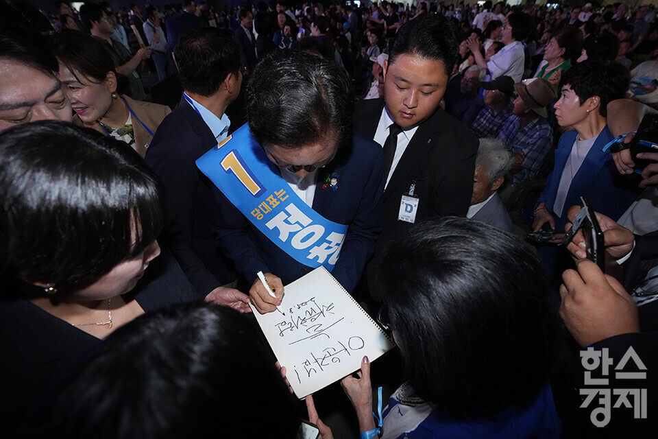 정청래 당 대표 후보자가 2일 오후 경기도 고양시 킨텍스에서 열린 더불어민주당 제2차 임시전국당원대회를 앞두고 지지자들과 인사하고 있다. /최대성 기자 dpdaesung@sporbiz.co.kr 2025.08.02.