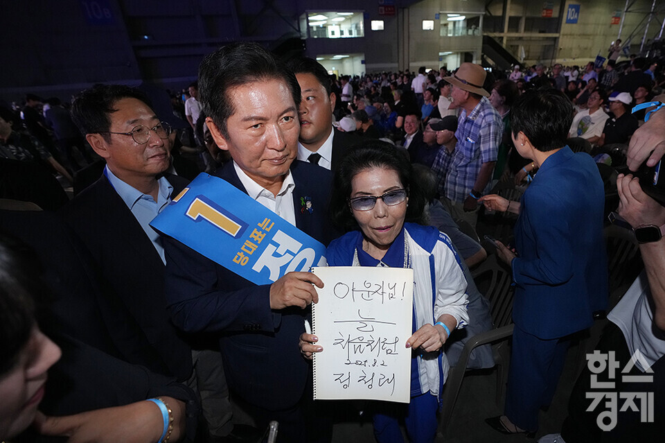 정청래 당 대표 후보자가 2일 오후 경기도 고양시 킨텍스에서 열린 더불어민주당 제2차 임시전국당원대회를 앞두고 지지자들과 인사하고 있다. /최대성 기자 dpdaesung@sporbiz.co.kr 2025.08.02.