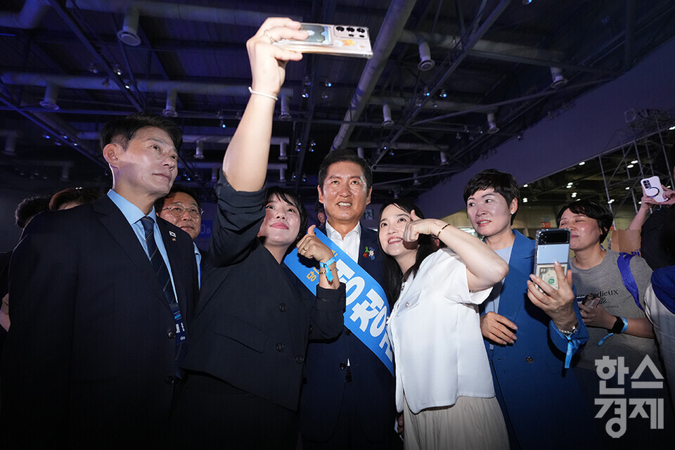 정청래 당 대표 후보자가 2일 오후 경기도 고양시 킨텍스에서 열린 더불어민주당 제2차 임시전국당원대회를 앞두고 지지자들과 인사하고 있다. /최대성 기자 dpdaesung@sporbiz.co.kr 2025.08.02.