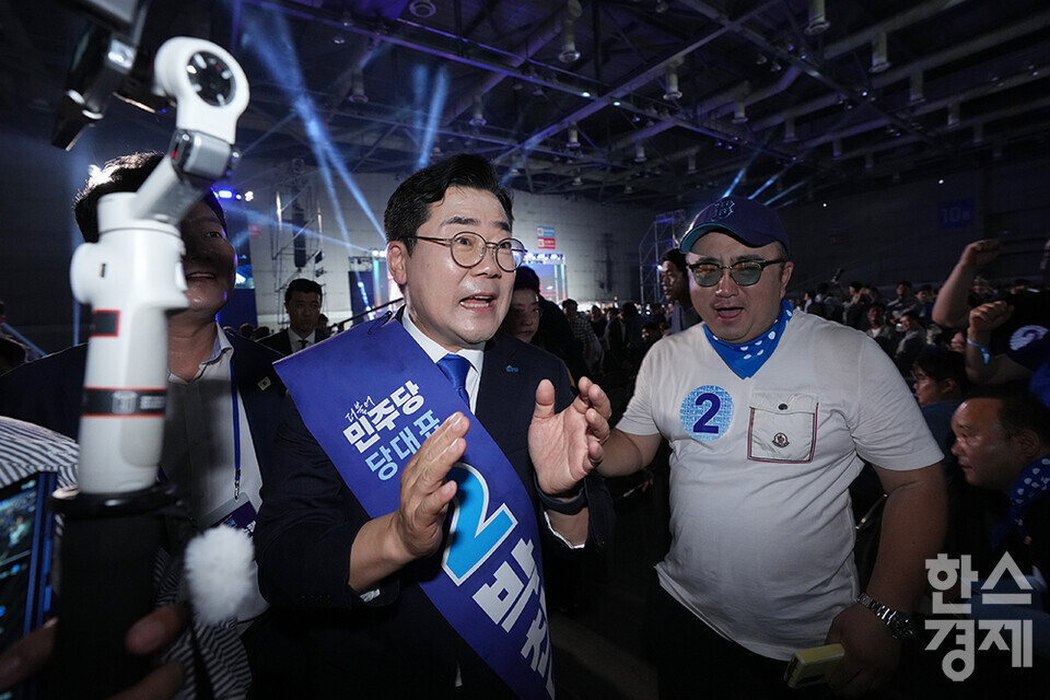 박찬대 당 대표 후보자가 2일 오후 경기도 고양시 킨텍스에서 열린 더불어민주당 제2차 임시전국당원대회를 앞두고 지지자들과 인사하고 있다. /최대성 기자 dpdaesung@sporbiz.co.kr 2025.08.02.