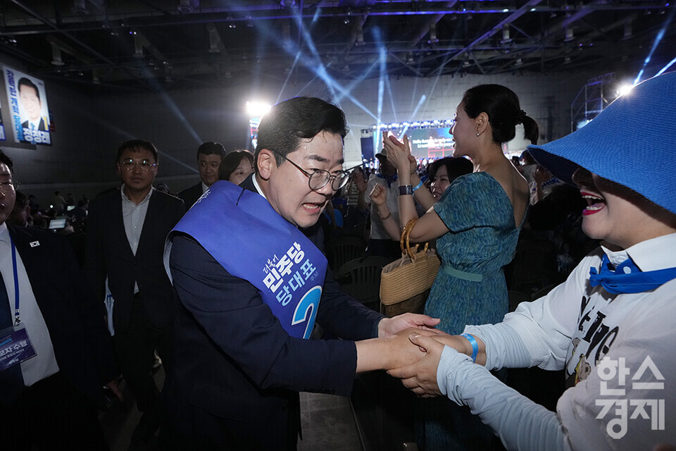 박찬대 당 대표 후보자가 2일 오후 경기도 고양시 킨텍스에서 열린 더불어민주당 제2차 임시전국당원대회를 앞두고 지지자들과 인사하고 있다. /최대성 기자 dpdaesung@sporbiz.co.kr 2025.08.02.