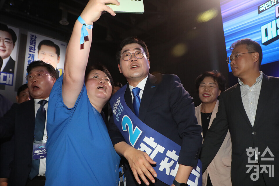 박찬대 당 대표 후보자가 2일 오후 경기도 고양시 킨텍스에서 열린 더불어민주당 제2차 임시전국당원대회를 앞두고 지지자들과 인사하고 있다. /최대성 기자 dpdaesung@sporbiz.co.kr 2025.08.02.