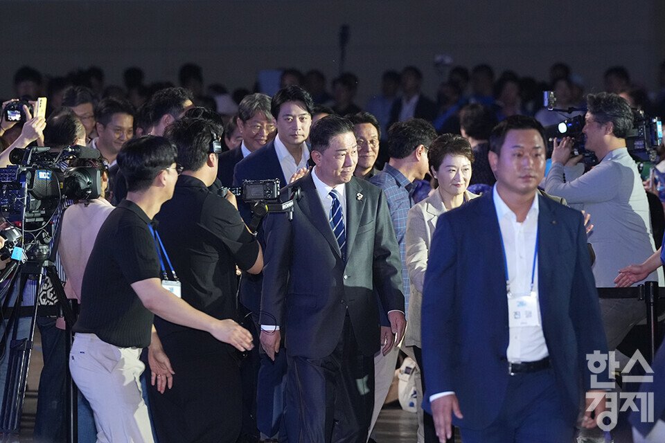 2일 오후 경기도 고양시 킨텍스에서 더불어민주당 제2차 임시전국당원대회가 열리고 있다. 김병기 당대표 직무대행 겸 원내대표 및 지도부가 입장하고 있다. /최대성 기자 dpdaesung@sporbiz.co.kr 2025.08.02.