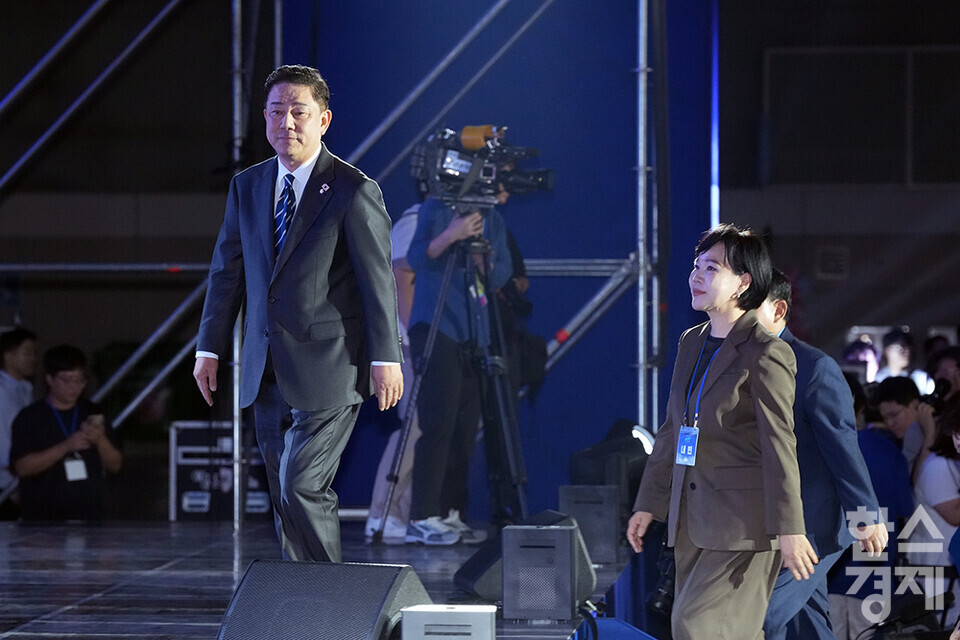 2일 오후 경기도 고양시 킨텍스에서 더불어민주당 제2차 임시전국당원대회가 열리고 있다. 김병기 당대표 직무대행 겸 원내대표 및 지도부가 입장하고 있다. /최대성 기자 dpdaesung@sporbiz.co.kr 2025.08.02.