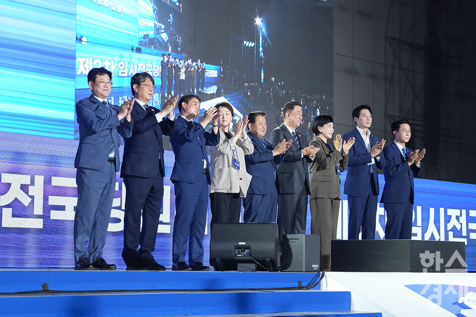 2일 오후 경기도 고양시 킨텍스에서 더불어민주당 제2차 임시전국당원대회가 열리고 있다. 김병기 당대표 직무대행 겸 원내대표 및 지도부가 인사하고 있다. /최대성 기자 dpdaesung@sporbiz.co.kr 2025.08.02.