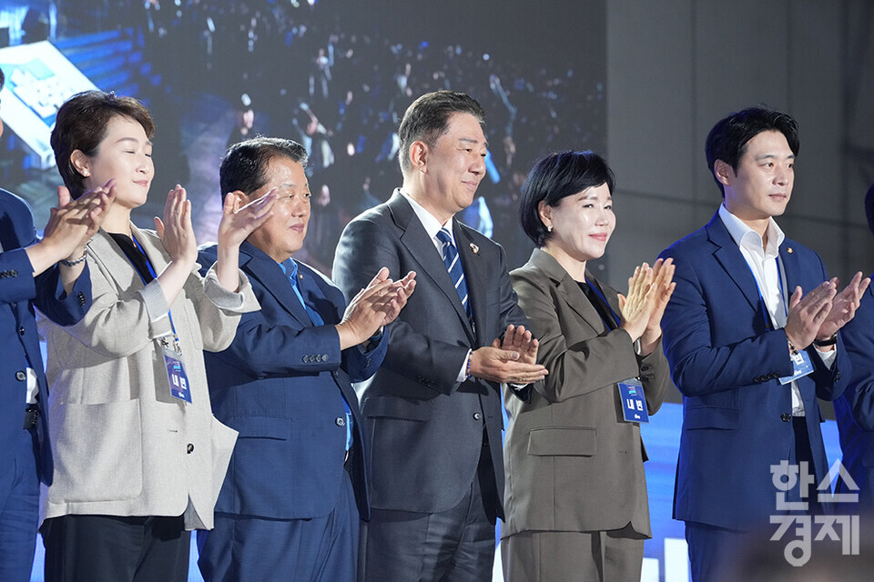 2일 오후 경기도 고양시 킨텍스에서 더불어민주당 제2차 임시전국당원대회가 열리고 있다. 김병기 당대표 직무대행 겸 원내대표 및 지도부가 인사하고 있다. /최대성 기자 dpdaesung@sporbiz.co.kr 2025.08.02.