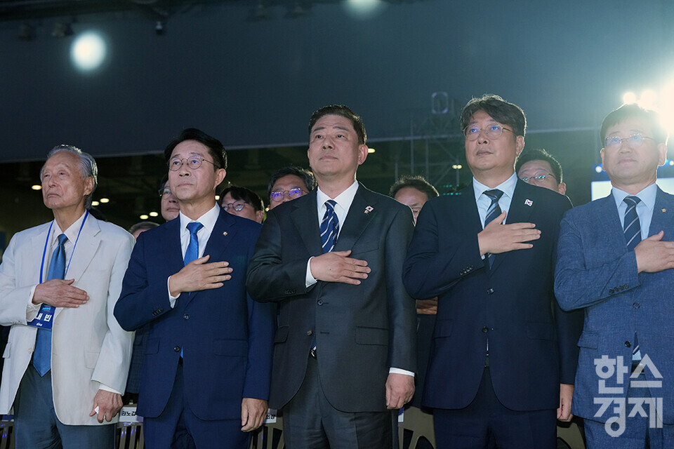 2일 오후 경기도 고양시 킨텍스에서 더불어민주당 제2차 임시전국당원대회가 열리고 있다. 김병기 당대표 직무대행 겸 원내대표 및 지도부가 국민의례를 하고 있다. /최대성 기자 dpdaesung@sporbiz.co.kr 2025.08.02.