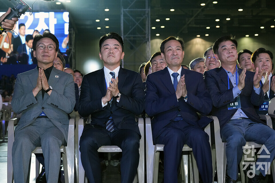 김민석 국무총리(왼쪽부터), 강훈식 비서실장, 우상호 정무수석, 김병욱 정무비서관이 2일 오후 경기도 고양시 킨텍스에서 열린 더불어민주당 제2차 임시전국당원대회에 참석하고 있다. /최대성 기자 dpdaesung@sporbiz.co.kr 2025.08.02.