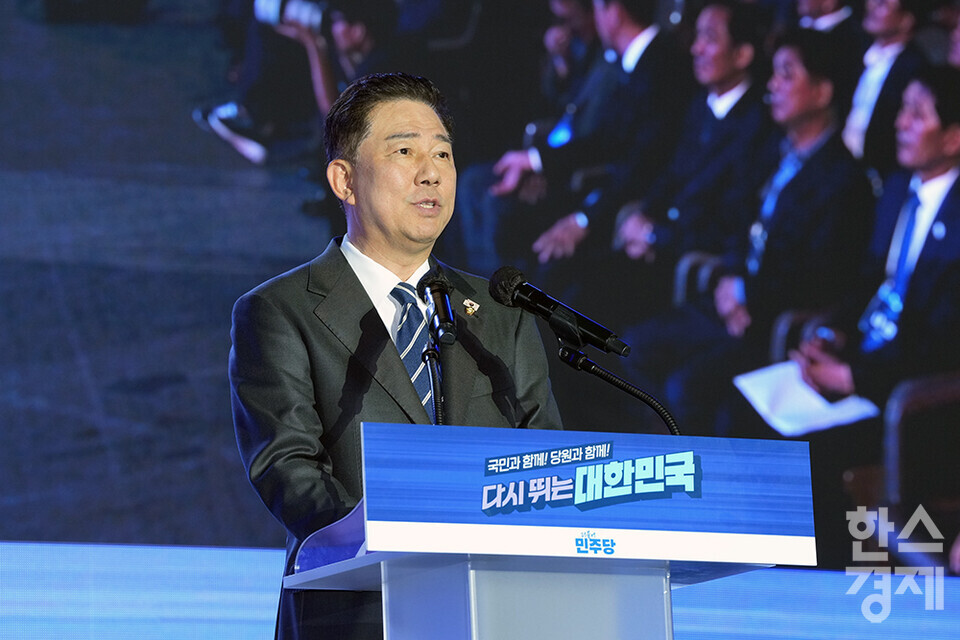 2일 오후 경기도 고양시 킨텍스에서 더불어민주당 제2차 임시전국당원대회가 열리고 있다. 김병기 당대표 직무대행 겸 원내대표가  인사말을 하고 있다. /최대성 기자 dpdaesung@sporbiz.co.kr 2025.08.02.