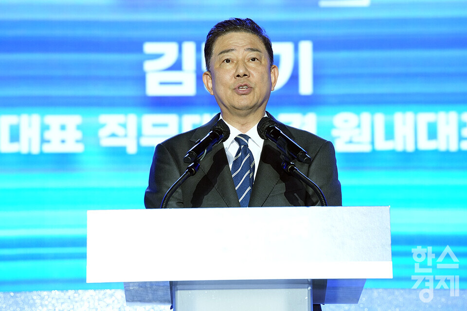 2일 오후 경기도 고양시 킨텍스에서 더불어민주당 제2차 임시전국당원대회가 열리고 있다. 김병기 당대표 직무대행 겸 원내대표가  인사말을 하고 있다. /최대성 기자 dpdaesung@sporbiz.co.kr 2025.08.02.