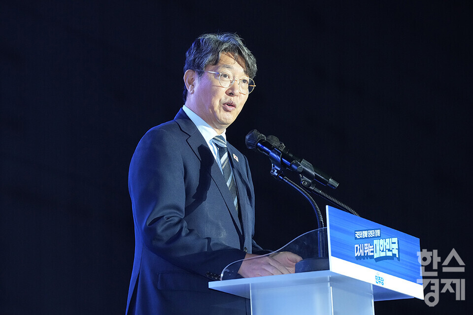 이춘석 전국당원대회준비위원장이 2일 오후 경기도 고양시 킨텍스에서 열린 더불어민주당 제2차 임시전국당원대회에서 인사말을 하고 있다. /최대성 기자 dpdaesung@sporbiz.co.kr 2025.08.02.