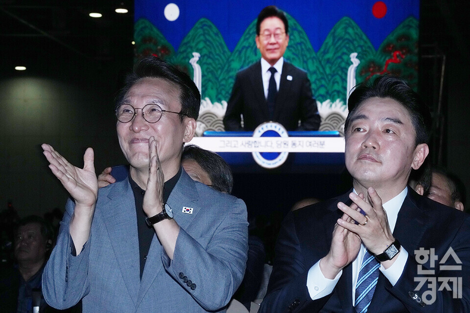 김민석 국무총리, 강훈식 비서실장이 2일 오후 경기도 고양시 킨텍스에서 열린 더불어민주당 제2차 임시전국당원대회에 참석해 이재명 대통령의 영상 축사를 보며 박수를 보내고 있다. /최대성 기자 dpdaesung@sporbiz.co.kr 2025.08.02.