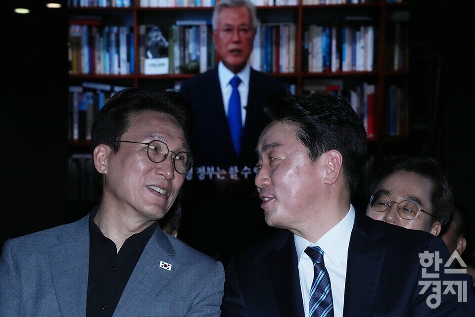 김민석 국무총리, 강훈식 비서실장이 2일 오후 경기도 고양시 킨텍스에서 열린 더불어민주당 제2차 임시전국당원대회에 참석해 문재인 전 대통령의 영상 축사를 보며 이야기를 나구고 있다. /최대성 기자 dpdaesung@sporbiz.co.kr 2025.08.02.