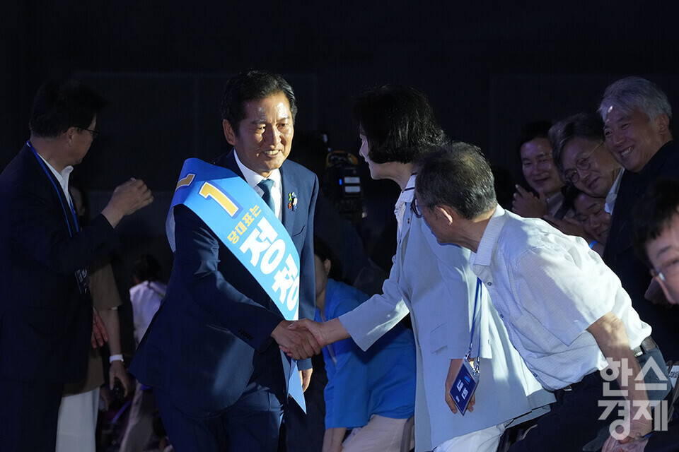 정청례 당 대표 후보자가 2일 오후 경기도 고양시 킨텍스에서 열린 더불어민주당 제2차 임시전국당원대회에 참석하며 내빈들에게 인사를 하고 있다. /최대성 기자 dpdaesung@sporbiz.co.kr 2025.08.02.