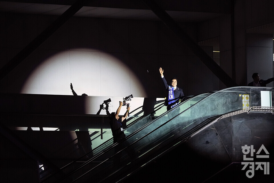 박찬대 당 대표 후보자가 2일 오후 경기도 고양시 킨텍스에서 열린 더불어민주당 제2차 임시전국당원대회에 참석하며 내빈들에게 인사를 하고 있다. /최대성 기자 dpdaesung@sporbiz.co.kr 2025.08.02.