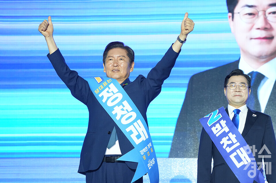 정청례 당 대표 후보자가 2일 오후 경기도 고양시 킨텍스에서 열린 더불어민주당 제2차 임시전국당원대회에 참석하며 청중을 향해 인사를 하고 있다. /최대성 기자 dpdaesung@sporbiz.co.kr 2025.08.02.