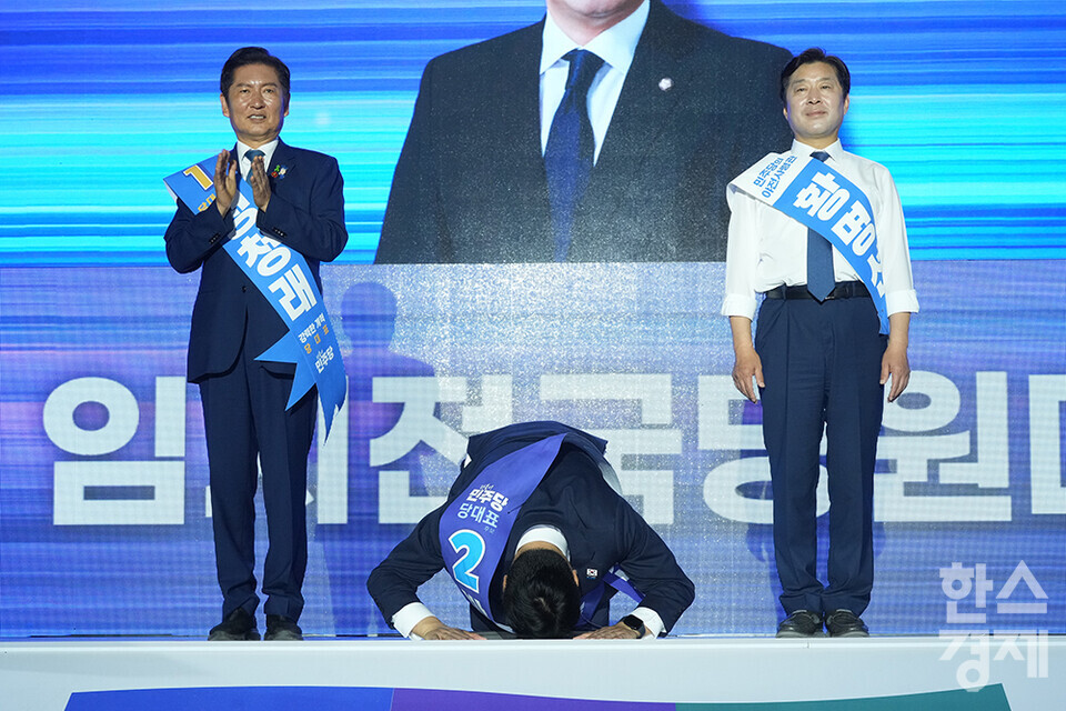 박찬대 당 대표 후보자가 2일 오후 경기도 고양시 킨텍스에서 열린 더불어민주당 제2차 임시전국당원대회에 참석하며 청중을 향해 큰절로 인사를 하고 있다. /최대성 기자 dpdaesung@sporbiz.co.kr 2025.08.02.