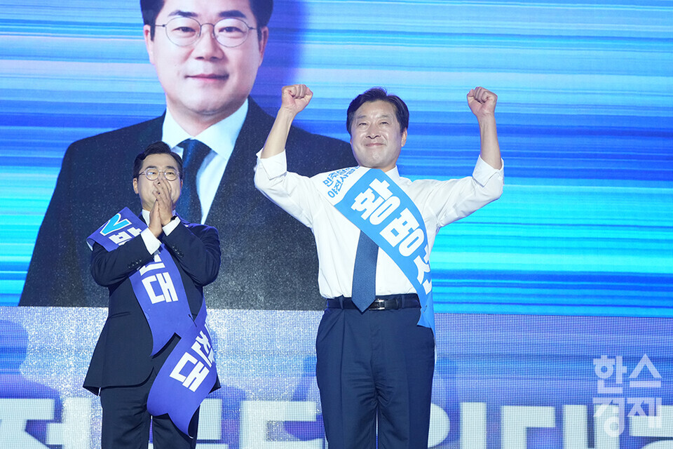 황명선 최고위원 후보자가 2일 오후 경기도 고양시 킨텍스에서 열린 더불어민주당 제2차 임시전국당원대회에 참석하며 청중을 향해 인사를 하고 있다. /최대성 기자 dpdaesung@sporbiz.co.kr 2025.08.02.