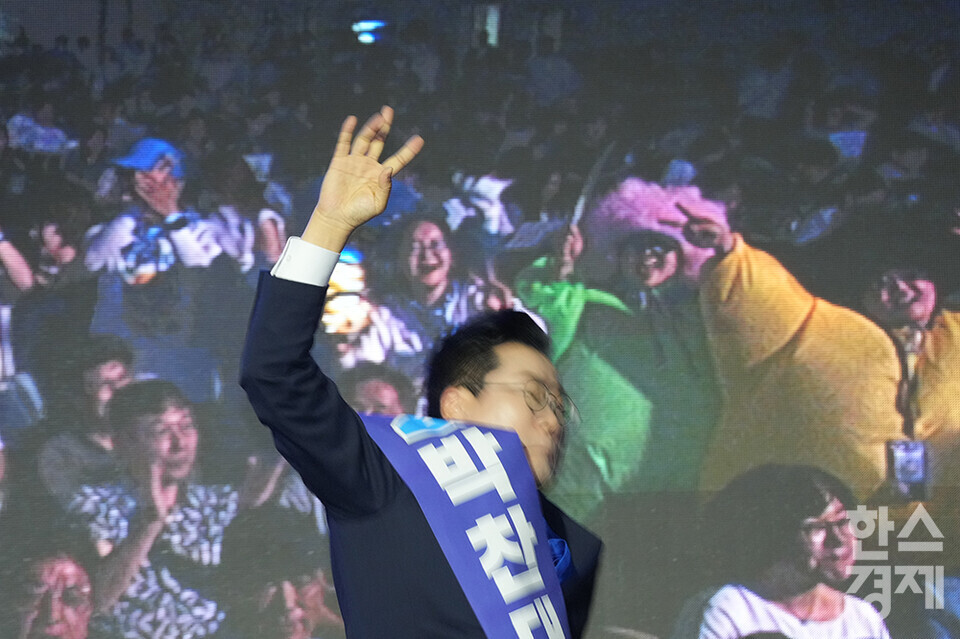 박찬대 당 대표 후보자가 2일 오후 경기도 고양시 킨텍스에서 열린 더불어민주당 제2차 임시전국당원대회에서 정견발표를 마치고 내려가던 중 넘어지고 있다. /최대성 기자 dpdaesung@sporbiz.co.kr 2025.08.02.