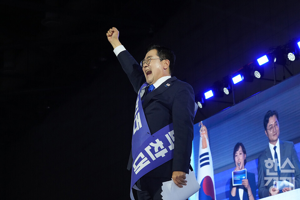 박찬대 당 대표 후보자가 2일 오후 경기도 고양시 킨텍스에서 열린 더불어민주당 제2차 임시전국당원대회에서 정견발표를 마치고 주먹을 들어보이고 있다. /최대성 기자 dpdaesung@sporbiz.co.kr 2025.08.02.