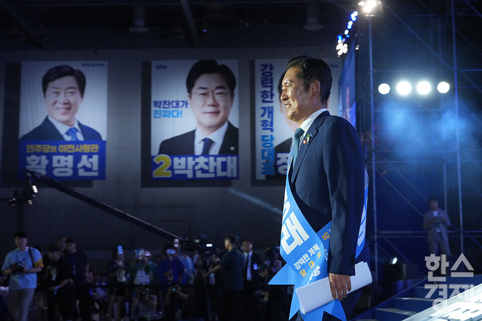 정청래 당 대표 후보자가 2일 오후 경기도 고양시 킨텍스에서 열린 더불어민주당 제2차 임시전국당원대회에서 정견발표를 마치고 무대를 내려오고 있다. /최대성 기자 dpdaesung@sporbiz.co.kr 2025.08.02.