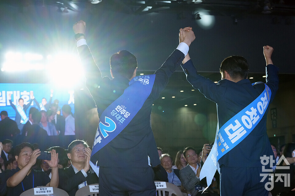 정청래, 박찬대 당 대표 후보자가 2일 오후 경기도 고양시 킨텍스에서 열린 더불어민주당 제2차 임시전국당원대회에서 정견발표를 마치고 청중을 향해 인사하고 있다. /최대성 기자 dpdaesung@sporbiz.co.kr 2025.08.02.