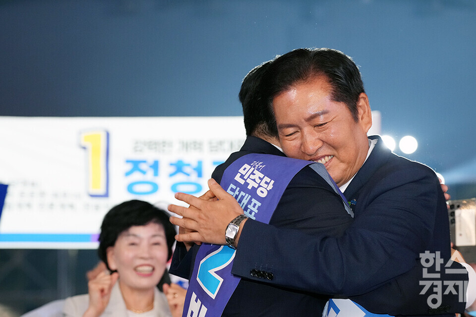 정청래 당 대표 후보가 2일 오후 경기도 고양시 킨텍스에서 열린 더불어민주당 제2차 임시전국당원대회에서 당선 발표를 들은 직후 박찬대 당 대표 후보를 안아주고 있다. 이날 정 후보는 61.74% 를 득표하며 당 대표로 선출됐다. /최대성 기자 dpdaesung@sporbiz.co.kr 2025.08.02.