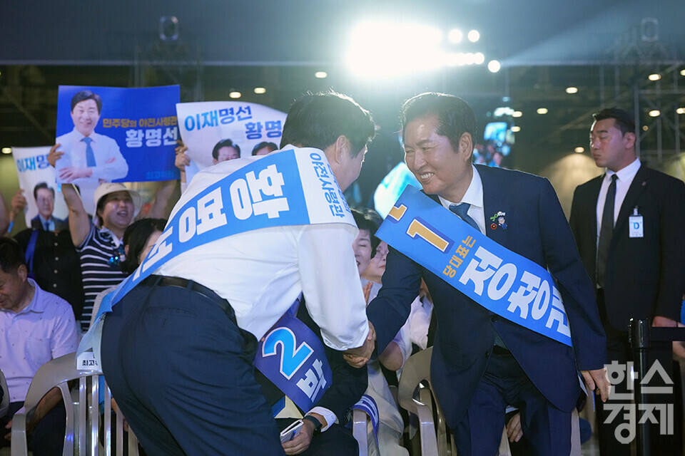 더불어민주당 황명선 의원이 2일 오후 경기도 고양시 킨텍스에서 열린 더불어민주당 제2차 임시전국당원대회에서 최고위원으로 선출이 확정된 후 정청래 당 대표 후보자와 악수하고 있다. /최대성 기자 dpdaesung@sporbiz.co.kr 2025.08.02.