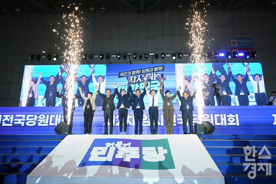 정청래 더불어민주당 신임 당 대표, 황명선 최고위원을 비롯한 지도부가 2일 오후 경기도 고양시 킨텍스에서 열린 더불어민주당 제2차 임시전국당원대회서  축하 꽃다발을 들고 있다. /최대성 기자 dpdaesung@sporbiz.co.kr 2025.08.02.