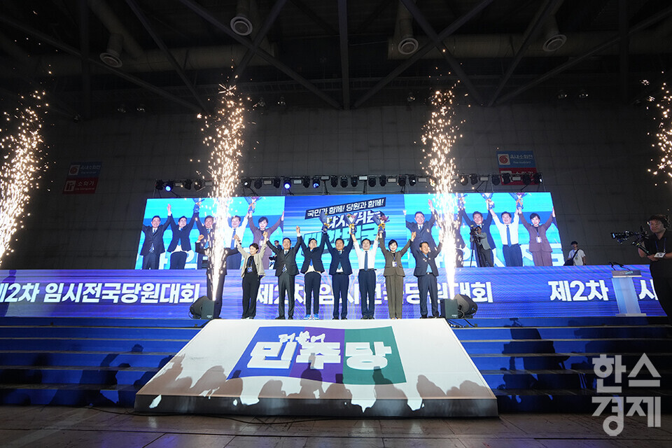 정청래 더불어민주당 신임 당 대표, 황명선 최고위원을 비롯한 지도부가 2일 오후 경기도 고양시 킨텍스에서 열린 더불어민주당 제2차 임시전국당원대회서  축하 꽃다발을 들고 있다. /최대성 기자 dpdaesung@sporbiz.co.kr 2025.08.02.