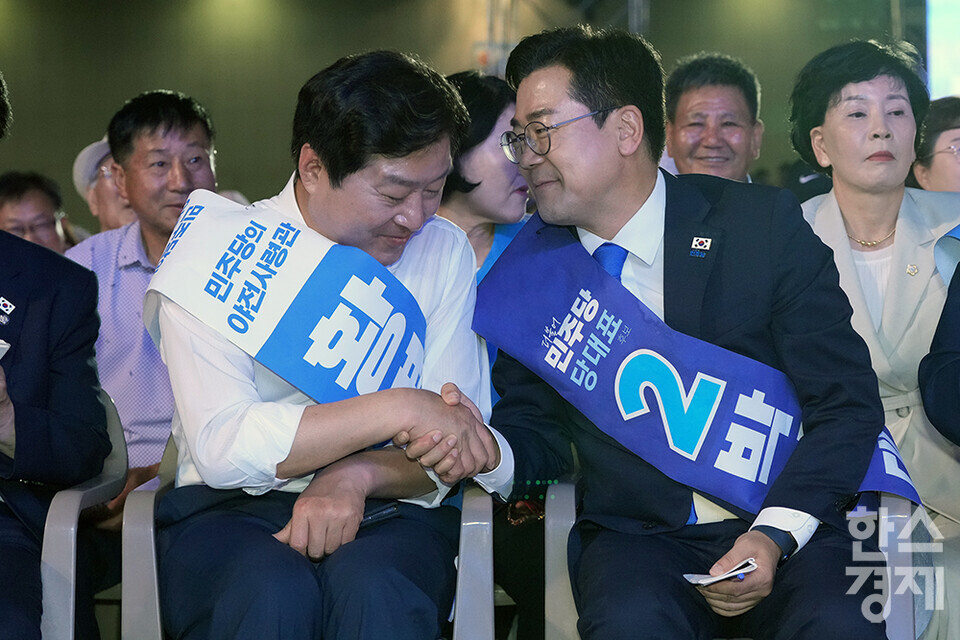 더불어민주당 황명선 의원이 2일 오후 경기도 고양시 킨텍스에서 열린 더불어민주당 제2차 임시전국당원대회에서 최고위원으로 선출이 확정된 후 박찬대 당 대표 후보자와 악수하고 있다. /최대성 기자 dpdaesung@sporbiz.co.kr 2025.08.02.