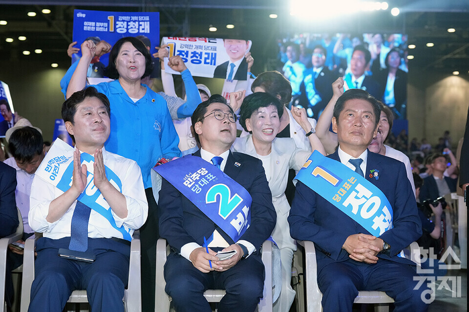 황명선 최고위원 후보, 박찬대 당 대표 후보, 정청래 당 대표 후보가 2일 오후 경기도 고양시 킨텍스에서 열린 더불어민주당 제2차 임시전국당원대회에서 투표 결과를 듣고 있다. /최대성 기자 dpdaesung@sporbiz.co.kr 2025.08.02.
