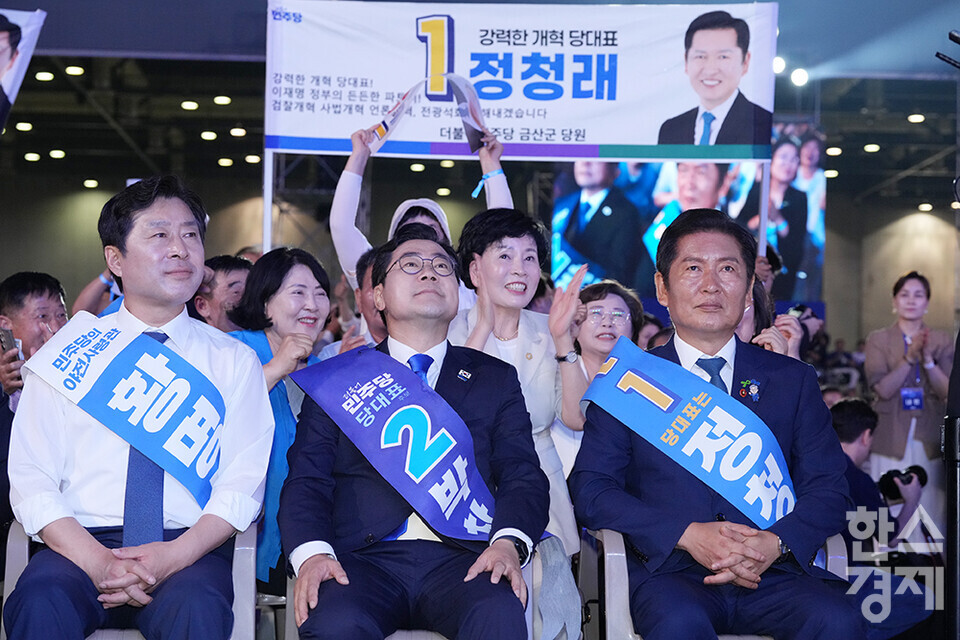 황명선 최고위원 후보, 박찬대 당 대표 후보, 정청래 당 대표 후보가 2일 오후 경기도 고양시 킨텍스에서 열린 더불어민주당 제2차 임시전국당원대회에서 투표 결과를 듣고 있다. /최대성 기자 dpdaesung@sporbiz.co.kr 2025.08.02.