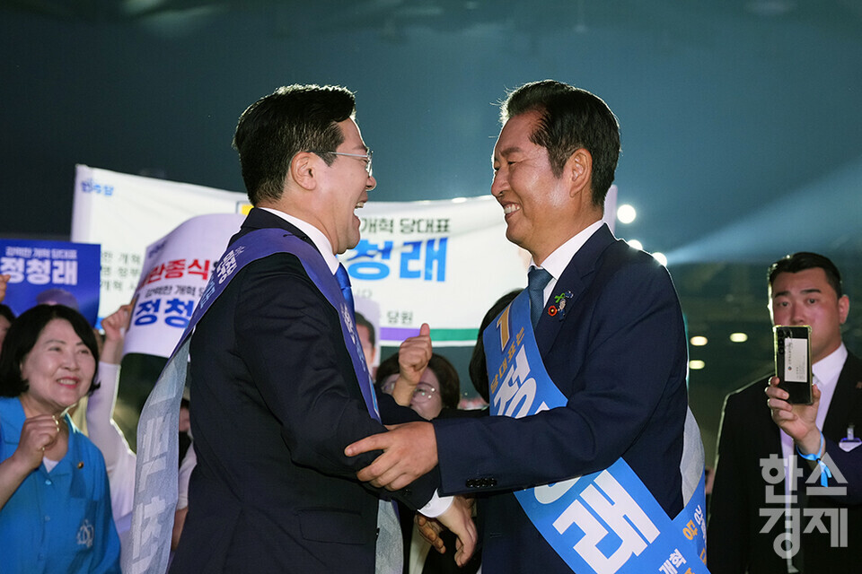 정청래 당 대표 후보가 2일 오후 경기도 고양시 킨텍스에서 열린 더불어민주당 제2차 임시전국당원대회에서 당선 발표를 들은 직 후 박찬대 당 대표 후보를 안아주고 있다. /최대성 기자 dpdaesung@sporbiz.co.kr 2025.08.02.