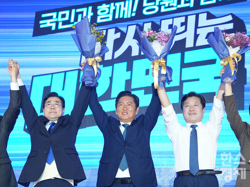 박찬대 당 대표 후보, 정청래  신임 당 대표, 황명선 신임 최고위원이 2일 오후 경기도 고양시 킨텍스에서 열린 더불어민주당 제2차 임시전국당원대회에서 축하 꽃다발을 받은 후 환호하고 있다. /최대성 기자 dpdaesung@sporbiz.co.kr 2025.08.02.