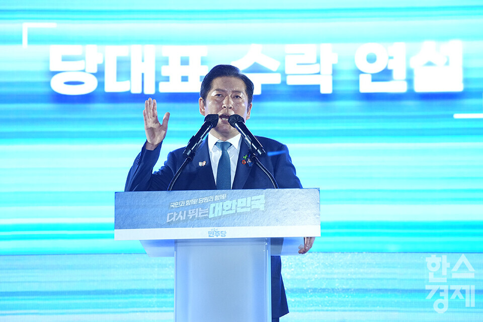 정청래 더불어민주당 신임 당 대표가 2일 오후 경기도 고양시 킨텍스에서 열린 더불어민주당 제2차 임시전국당원대회에서 수락 연설을 하고 있다. /최대성 기자 dpdaesung@sporbiz.co.kr 2025.08.02.