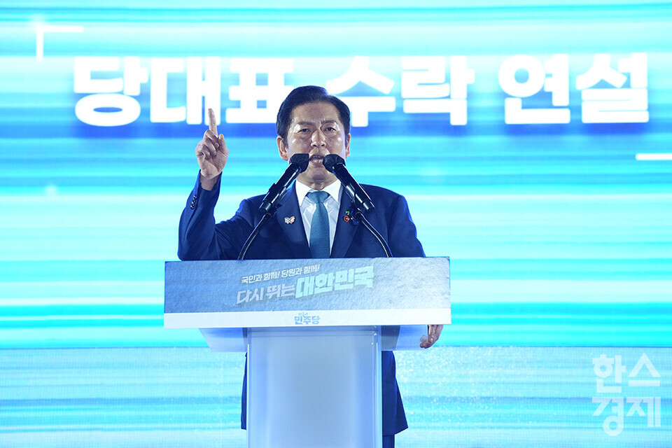 정청래 더불어민주당 신임 당 대표가 2일 오후 경기도 고양시 킨텍스에서 열린 더불어민주당 제2차 임시전국당원대회에서 수락 연설을 하고 있다. /최대성 기자 dpdaesung@sporbiz.co.kr 2025.08.02.